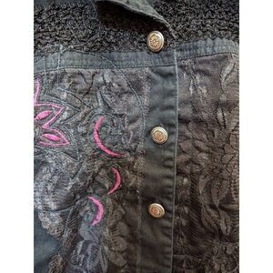 Mirasol Women's Black Lace & Embroidery Embellished Button-Front Denim Shirt Lar